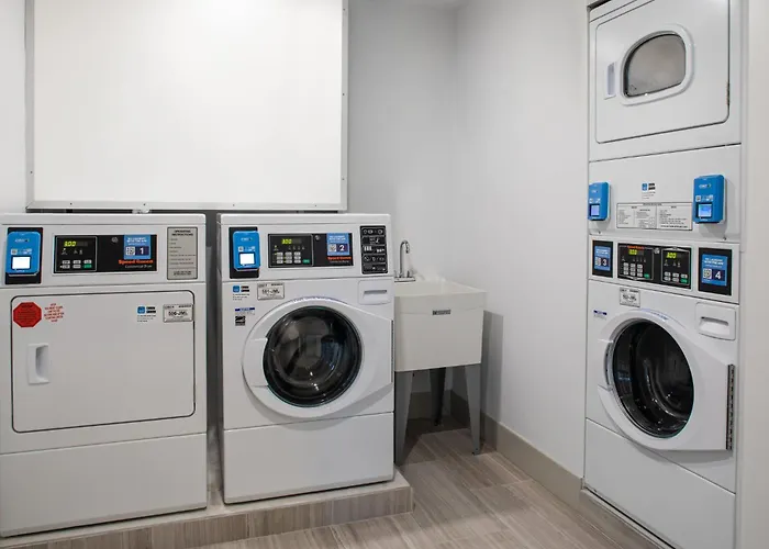 Holiday Inn Express & Suites Woodside Laguardia Airport New York